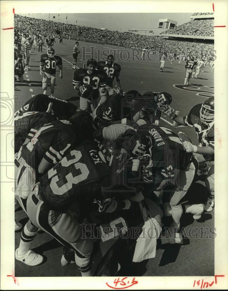 1983 Press Photo Texas A&M football players celebrate after a touchdown- Historic Images