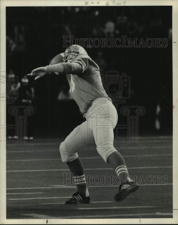 1971 Press Photo Football player Terry Tausch throws a football ...