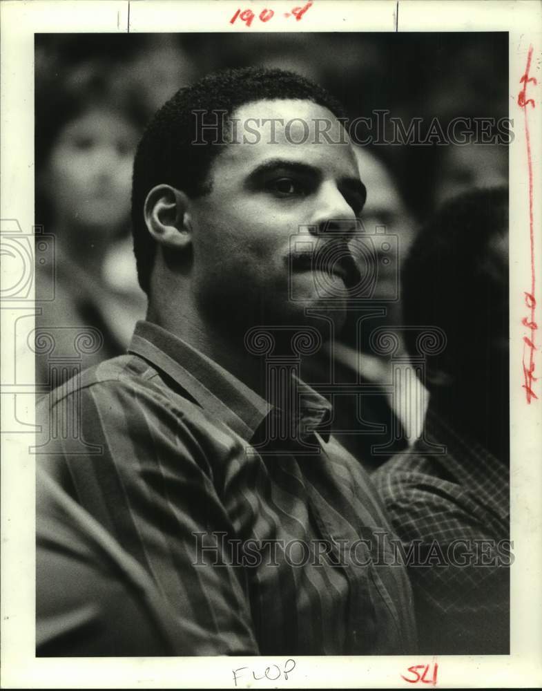 1984 Press Photo Houston Oilers football player Warren Moon at Rockets game- Historic Images