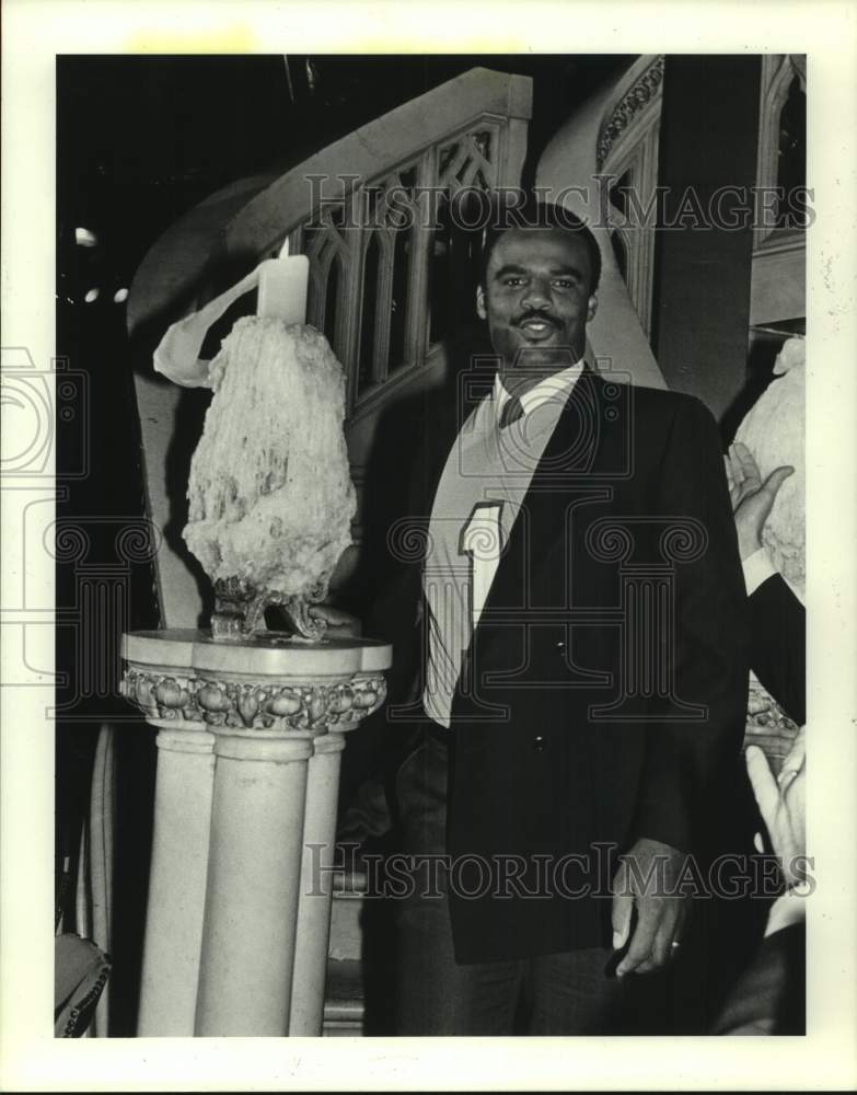 1984 Press Photo Houston Oilers football player Warren Moon next to candle- Historic Images