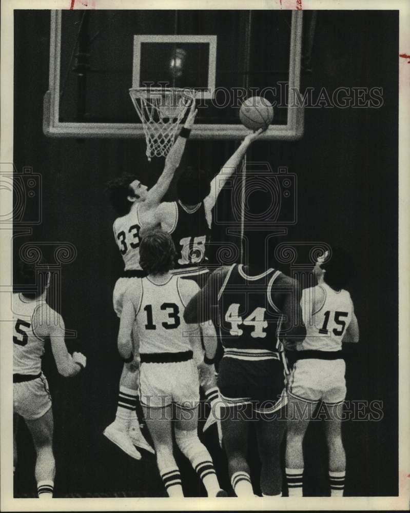 1972 Press Photo Rice and UCSB play men&#39;s college basketball - hcs23607- Historic Images