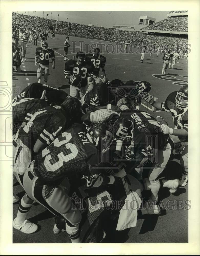 1982 Press Photo Texas A&M football players swarm all over Jeff Nelson after TD- Historic Images