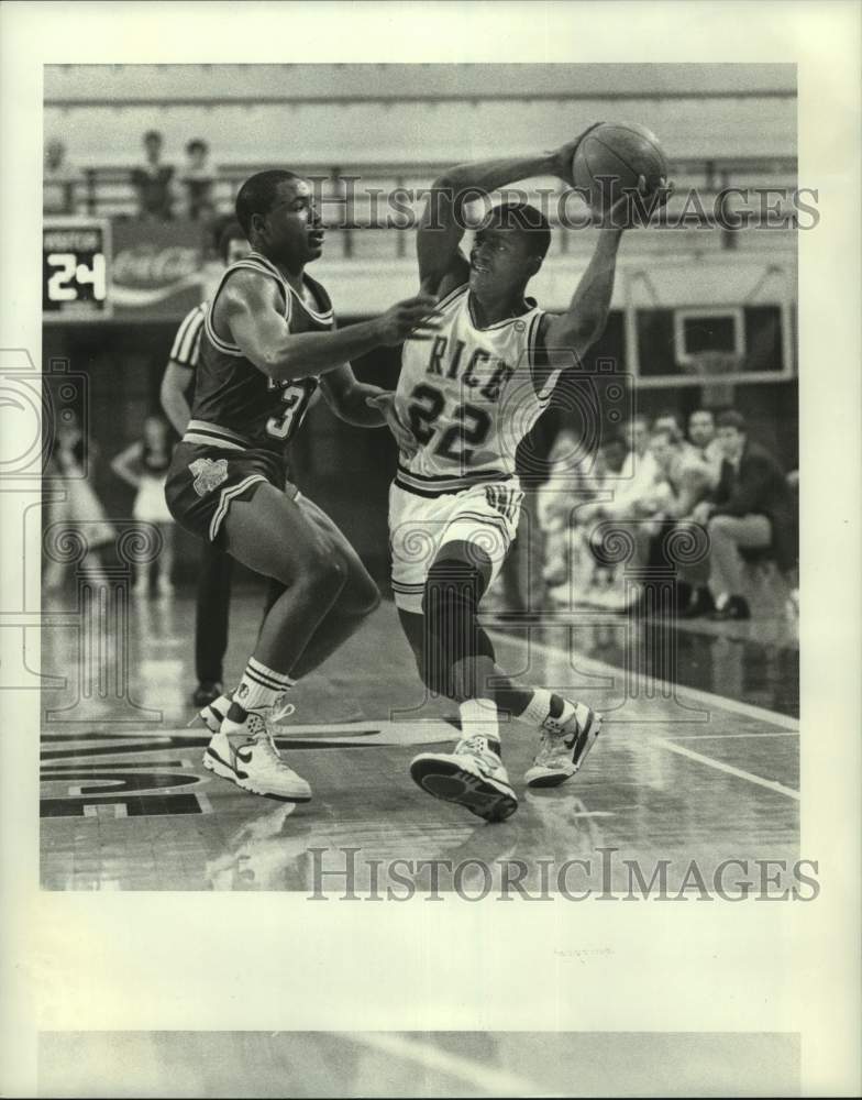 1988 Press Photo Rice basketball player D&#39;Wayne Tanner passes around defender- Historic Images