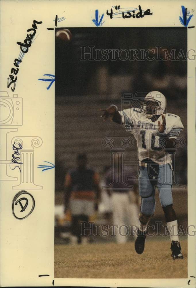 1988 Press Photo Steven Savoy, Sterling, fires 1 of 5 TD passes against Wheatley- Historic Images