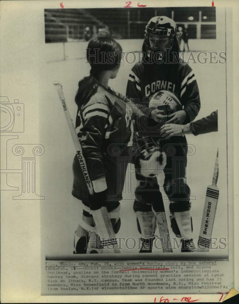 1972 Press Photo Debbie Rosenfield &amp; Dianne Ponikvar, goalies for Cornell- Historic Images