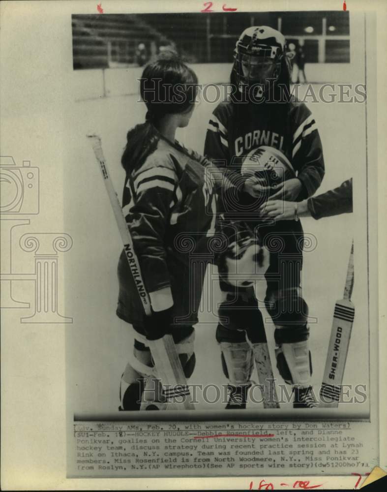 1972 Press Photo Debbie Rosenfield & Dianne Ponikvar, goalies for Cornell- Historic Images