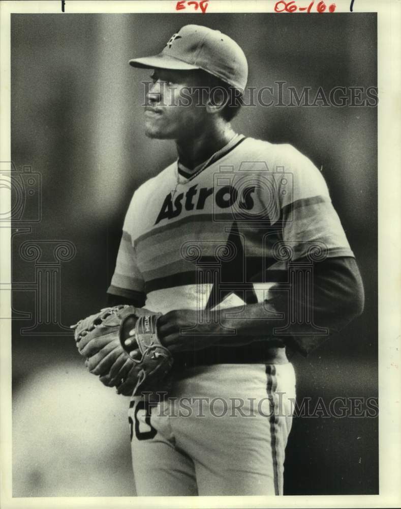 1979 Press Photo Astro J.R. Richard disgusted at throwing home run ball in 2nd- Historic Images