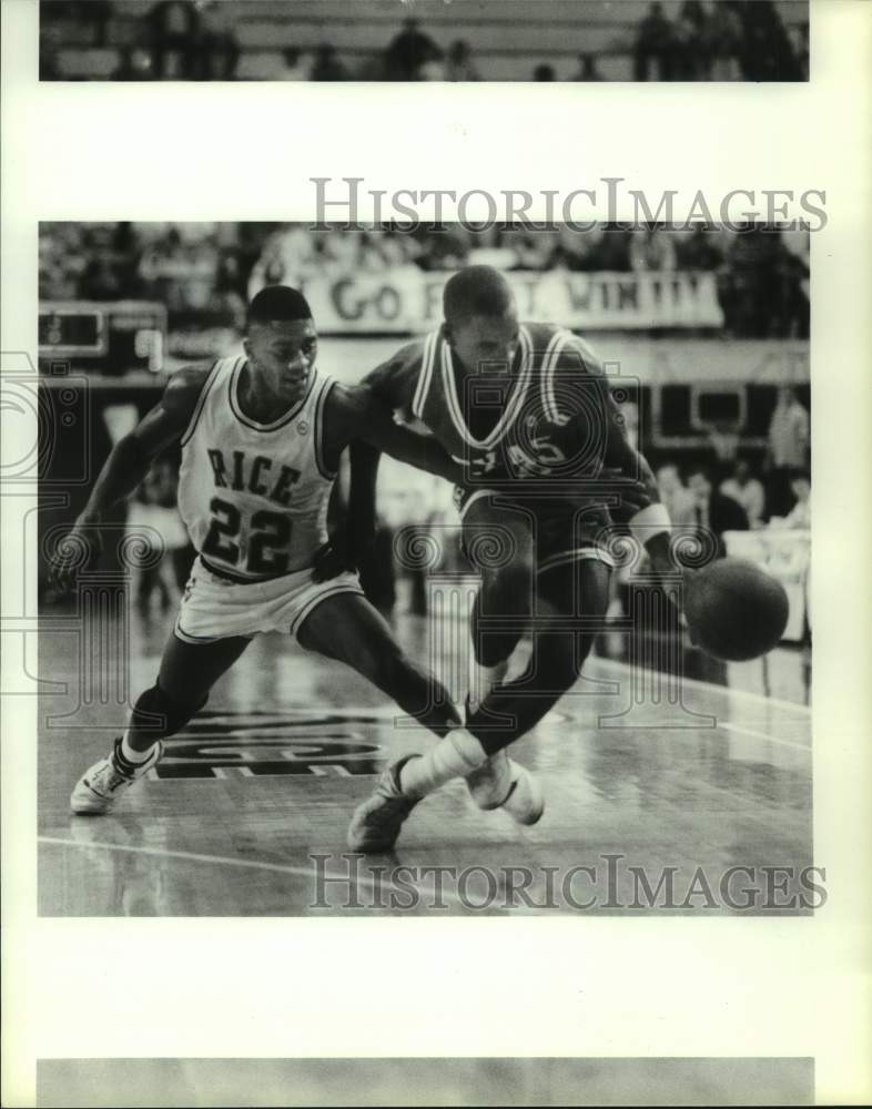 1989 Press Photo Rice University's #22 tries a steal against Texas' #32- Historic Images