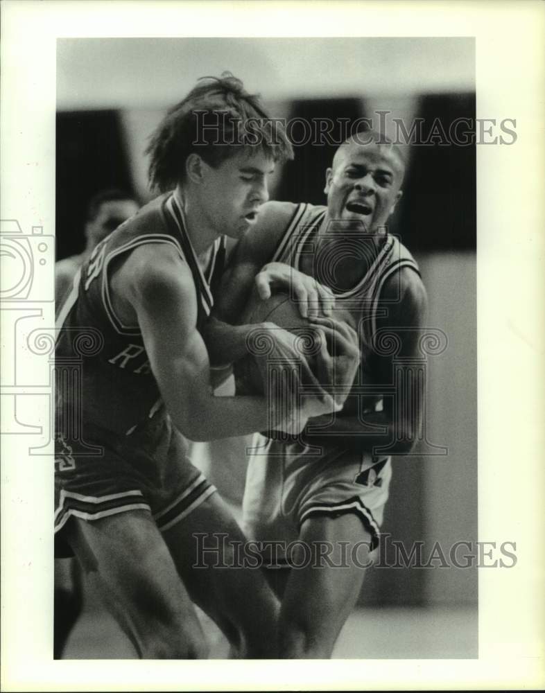 1987 Press Photo Rice University&#39;s Michael Irving ties up the basketball- Historic Images