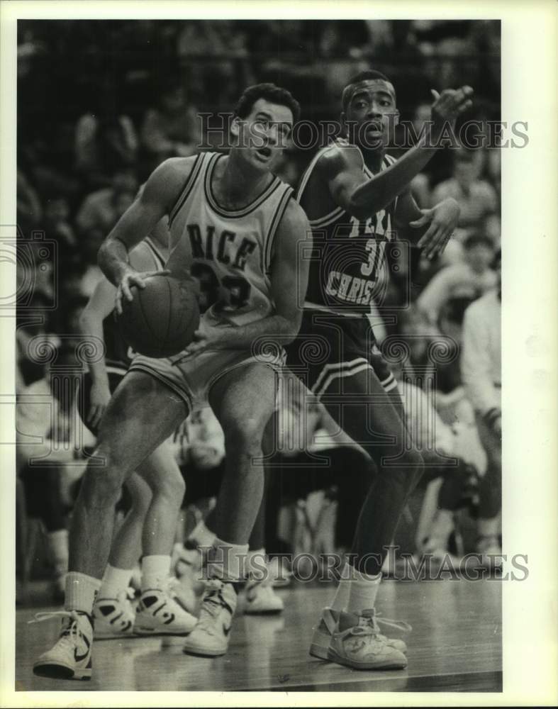 1988 Press Photo Rice University's 333 heads for the hoop, past the defense- Historic Images