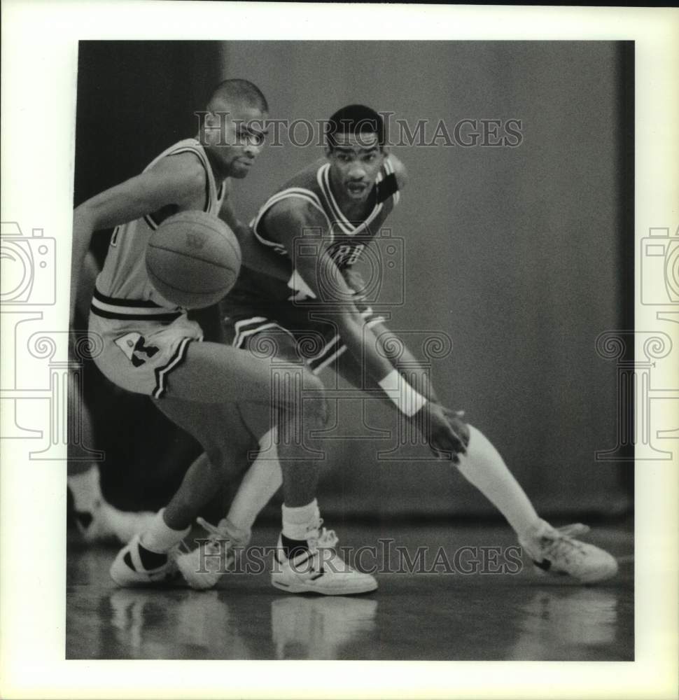 1987 Press Photo Arkansas&#39; Keith Wilson defends against Rice&#39;s Michael Irving- Historic Images