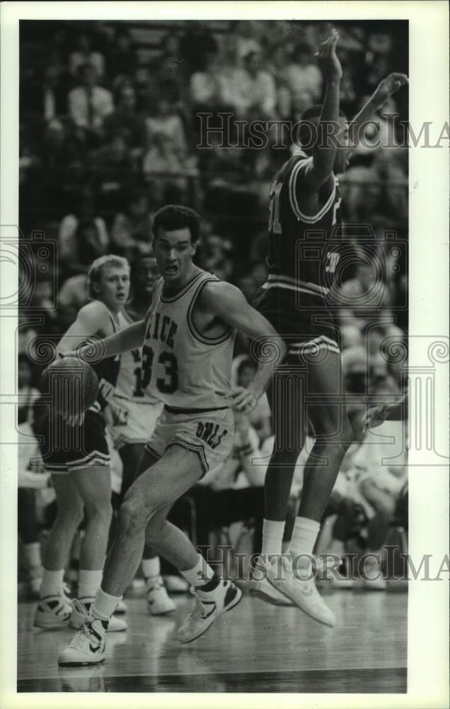 1988 Press Photo Rice&#39;s basketball player #33 drives by Texas Christian defense- Historic Images