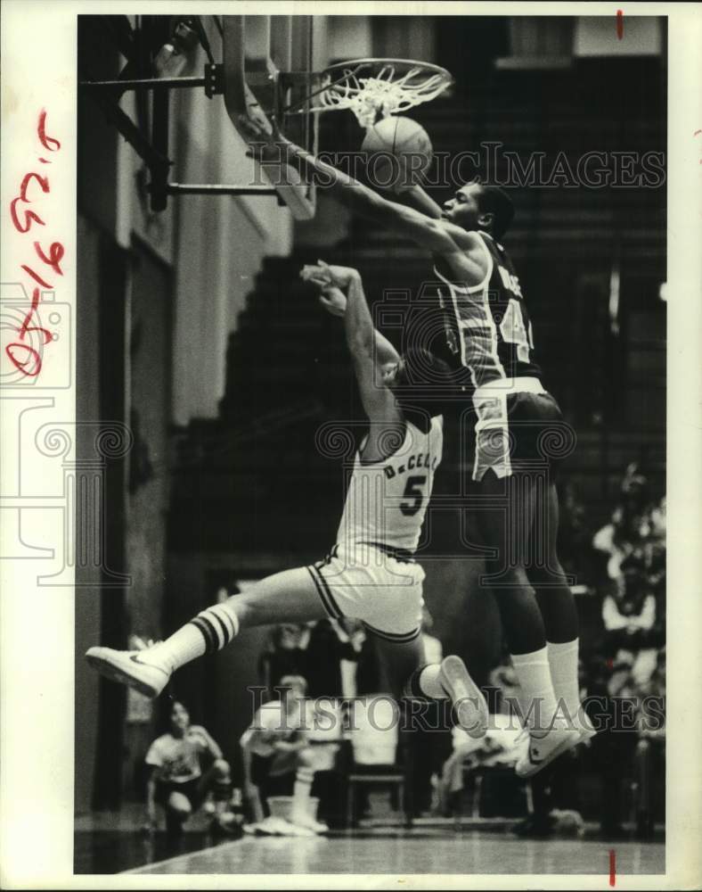 1980 Press Photo Rice&#39;s Anthony DeCello fouled by Tulane&#39;s Eric Doxier- Historic Images