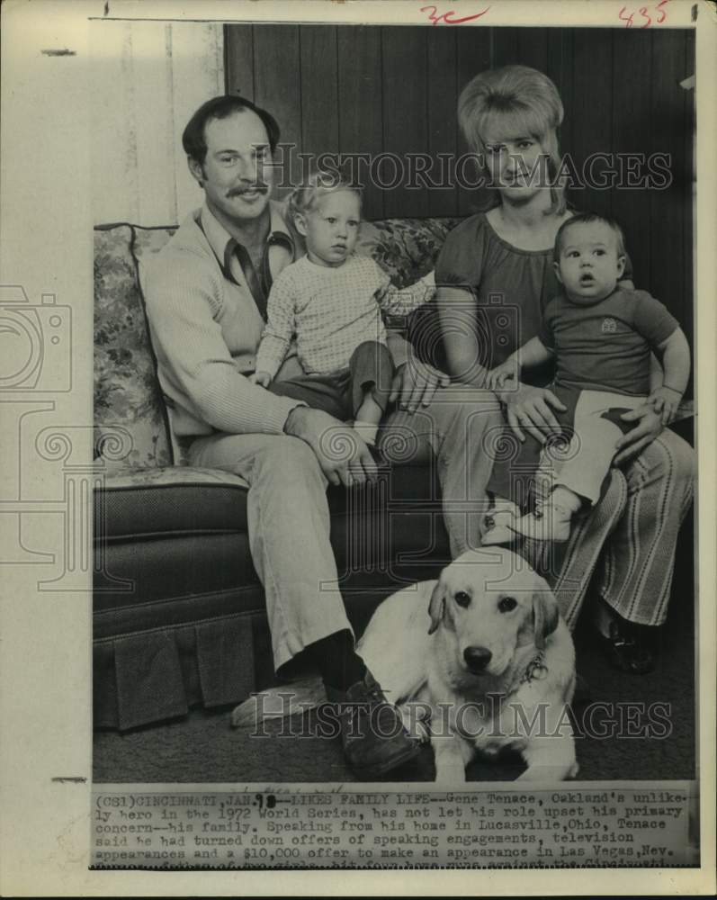 1973 Press Photo Oakland baseball pitcher Gene Tenace, family in Lucasville, OH- Historic Images