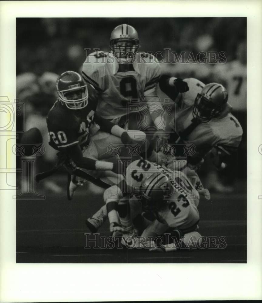 1986 Press Photo Houston college football player Jason Phillips is tackled- Historic Images