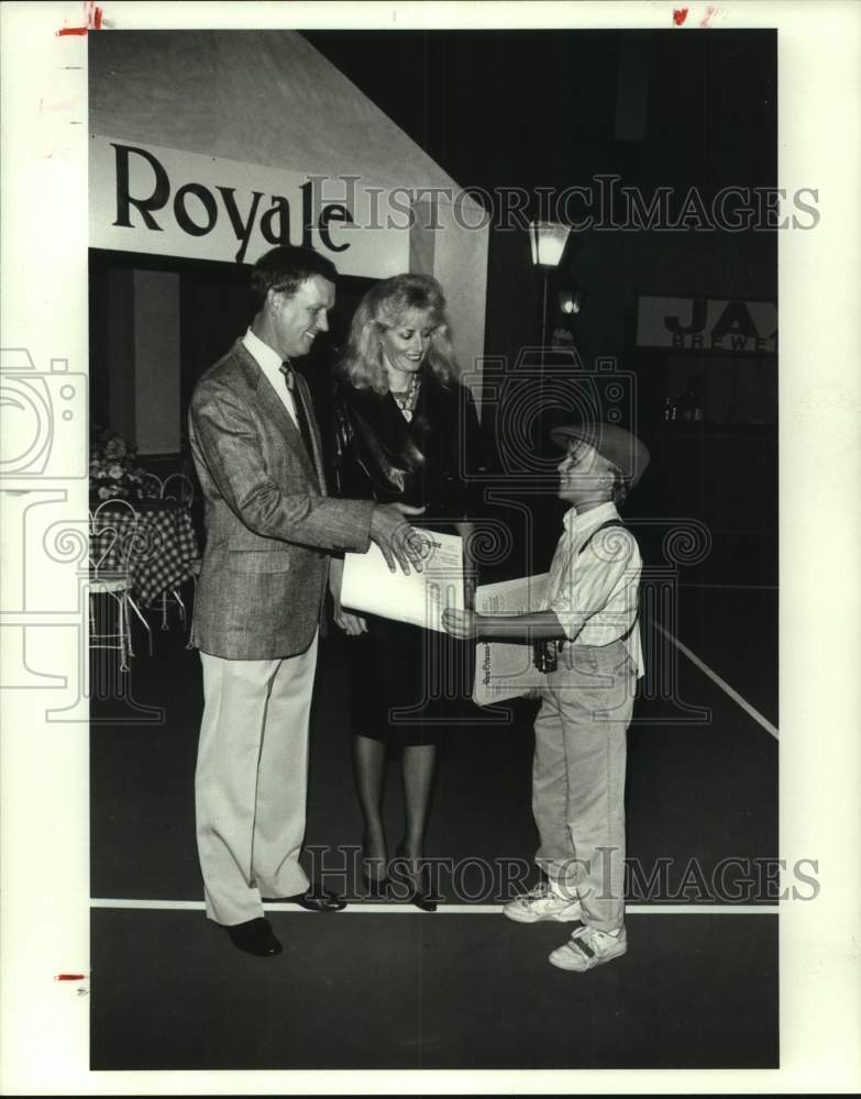 1988 Press Photo John and Kathy Pipkin with newsboy Gary Zin - hcs23777- Historic Images