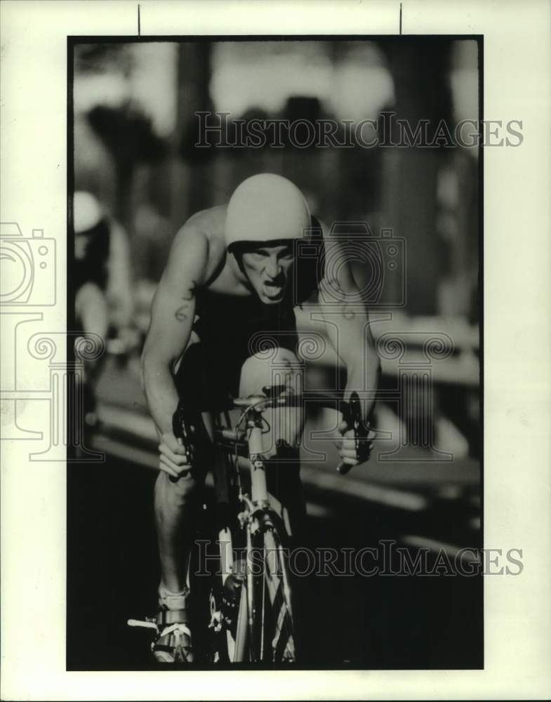 1987 Press Photo Triathlete Mike Pigg cycling - hcs23792- Historic Images