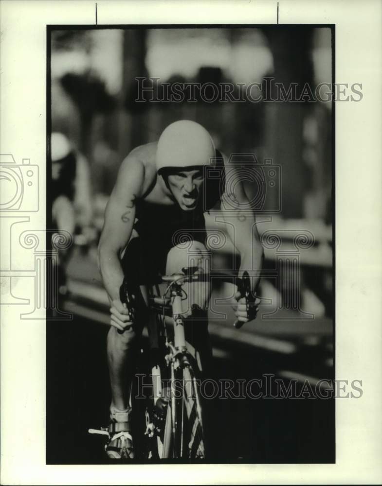 1987 Press Photo Triathlete Mike Pigg cycling - hcs23792- Historic Images