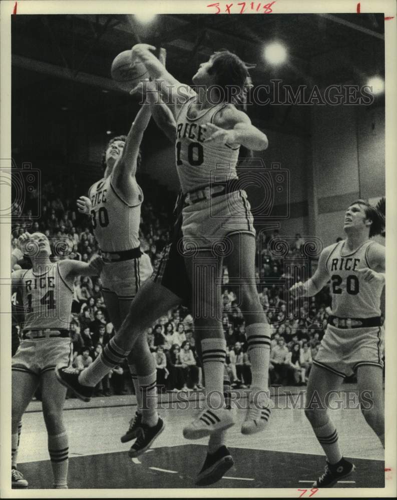 1972 Press Photo Rice University basketball players in action - hcs23805- Historic Images