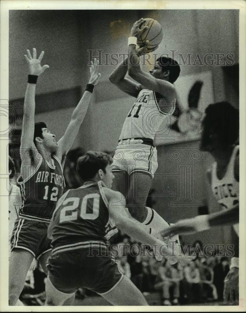 1974 Press Photo Rice U basketball player James Senunois #11 shoots ball in game- Historic Images