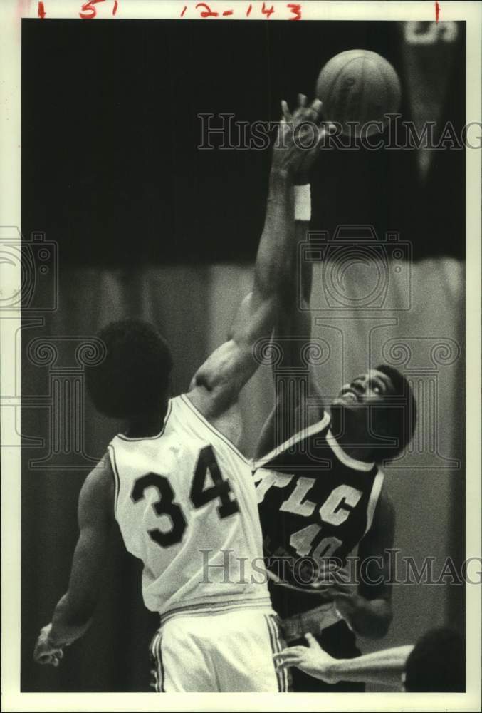 1981 Press Photo Rice University basketball player Kenny Austin attempts shot- Historic Images