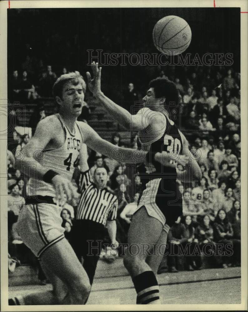 1973 Press Photo Rice University basketball player collides with opponent- Historic Images