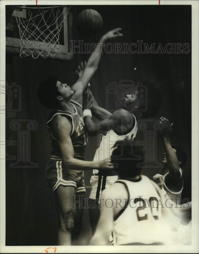 1977 Press Photo Rice University basketball player Roon Baxter attempts shot- Historic Images