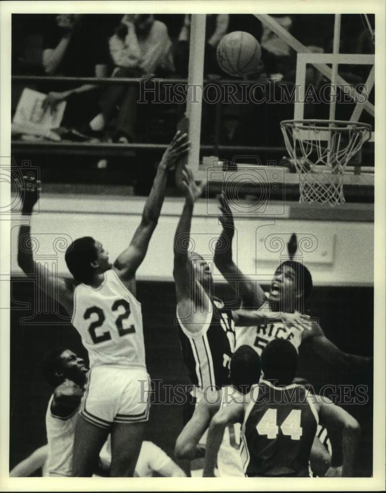 1982 Press Photo Rice University basketball players defend against TSU player- Historic Images