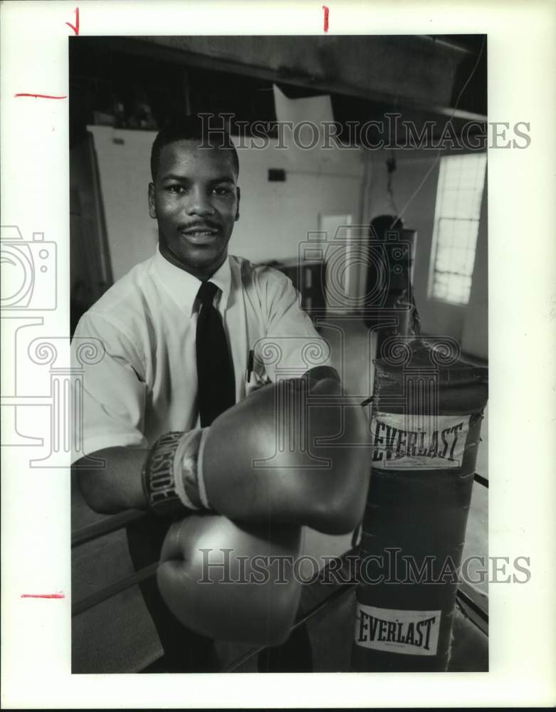 1990 Press Photo Boxer Derwin Richards in gym - hcs23828- Historic Images