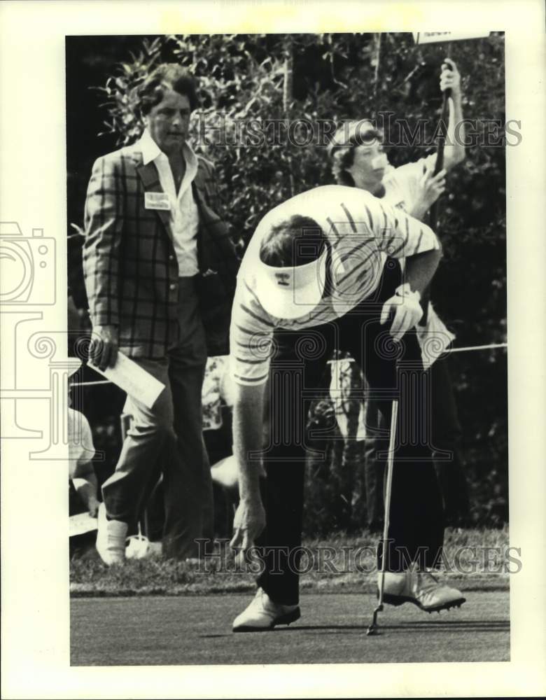 1983 Press Photo Golfer Doug Tewell picks up ball after birdie putt - hcs23840- Historic Images