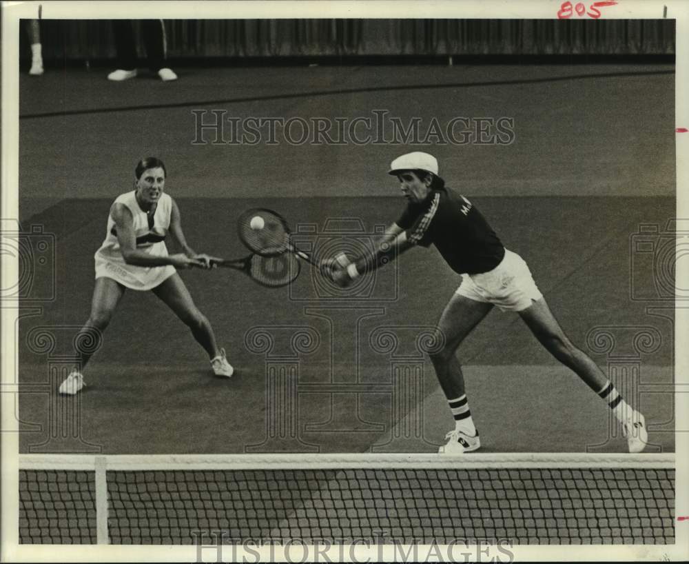 1977 Press Photo Tennis player Frew McMillan plays a mixed doubles match- Historic Images