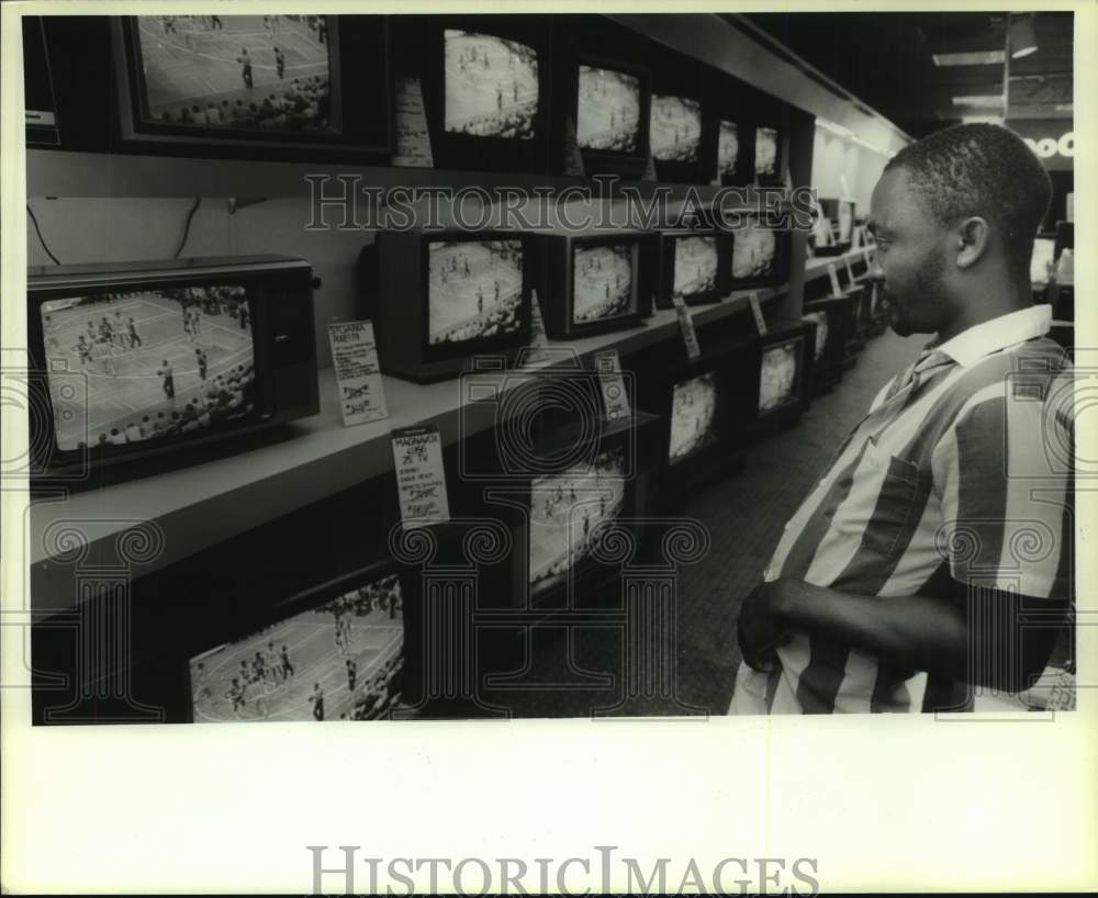 1986 Press Photo Saturday Ologhoejebi watches Houston Rockets basketball on TV&#39;s- Historic Images