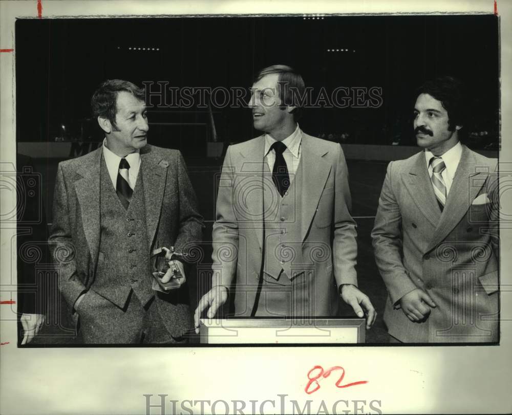 1978 Press Photo Houston Aeros hockey player Terry Ruskowski receives award- Historic Images