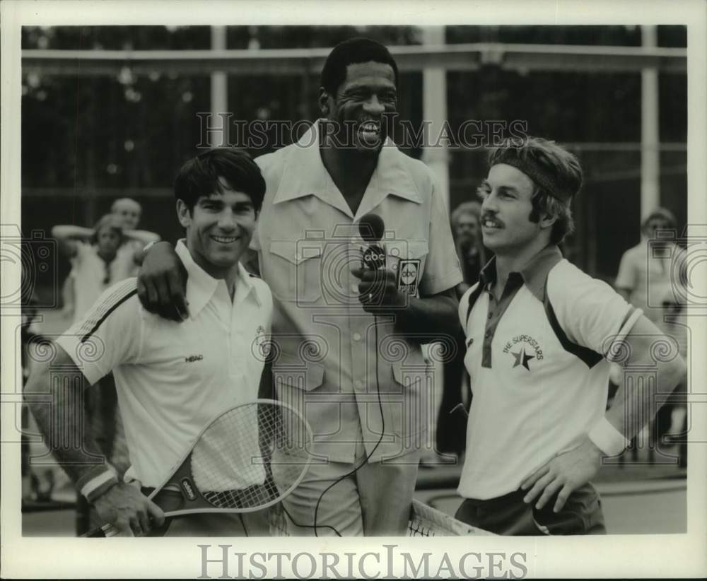 1978 Press Photo ABC news commentator Bill Russell talks with tennis players- Historic Images