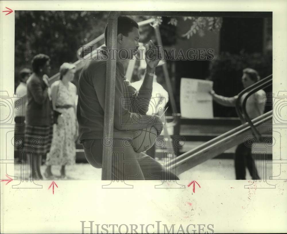1986 Press Photo Houston Rockets basketball player Robert Reid makes commercial- Historic Images