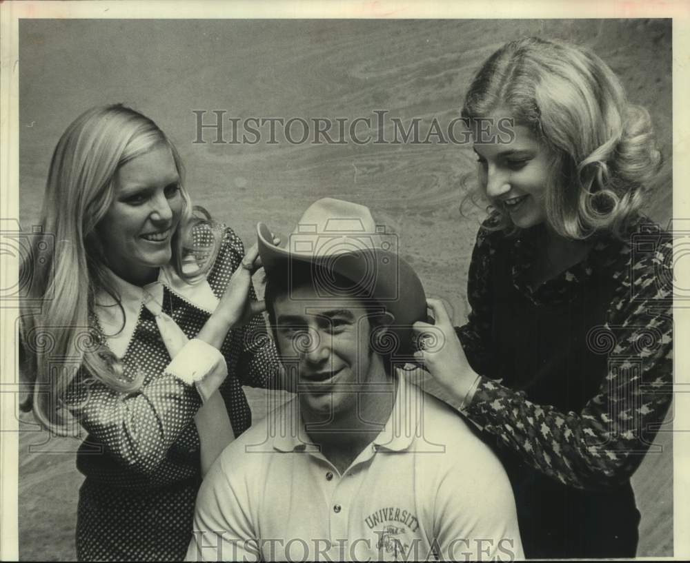 1972 Press Photo U of Tennessee football linebacker Jamie Rotella with 2 women- Historic Images