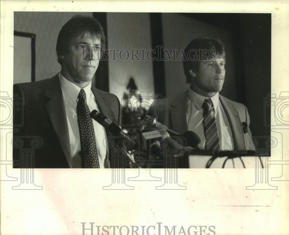 1983 Press Photo Football players Jim Kelly and Mark Rush speak to reporters- Historic Images