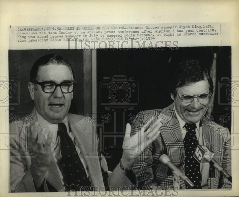 1974 Press Photo Atlanta Braves manager Clyde King and team VP Eddie Robinson- Historic Images