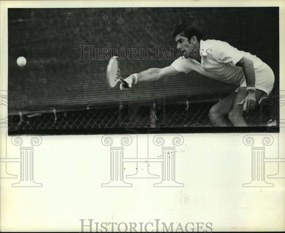 1975 Press Photo Tennis player Ken Rosewall squats as he reaches to hit shot- Historic Images