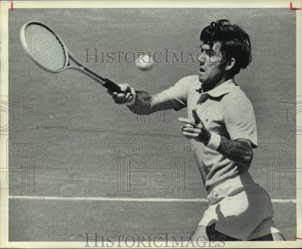 1978 Press Photo Tennis player Ken Rosewall watches ball come off racquet- Historic Images