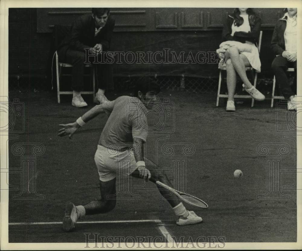 1973 Press Photo Tennis player Ken Rosewall slides out of court to reach ball- Historic Images