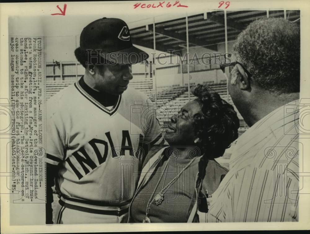 1975 Press Photo Cleveland Indians baseball manager Frank Robinson greets fans- Historic Images