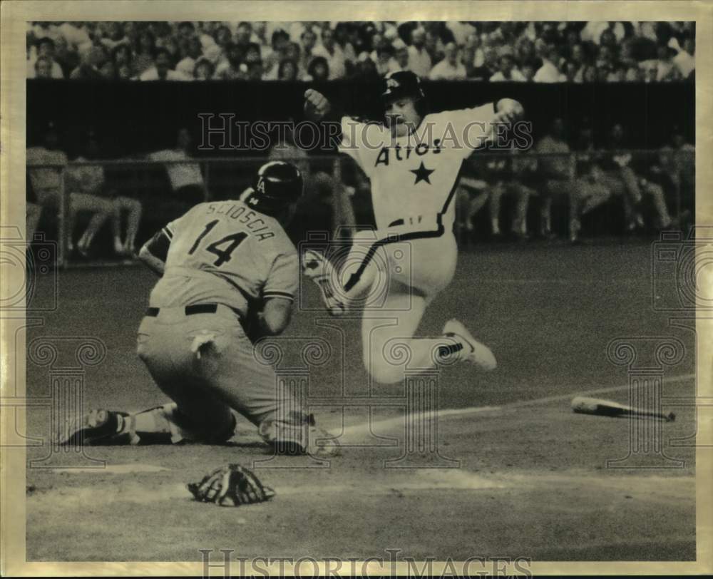 1989 Press Photo Dodger catcher Mike Scioscia blocks plate from an Astro's slide- Historic Images