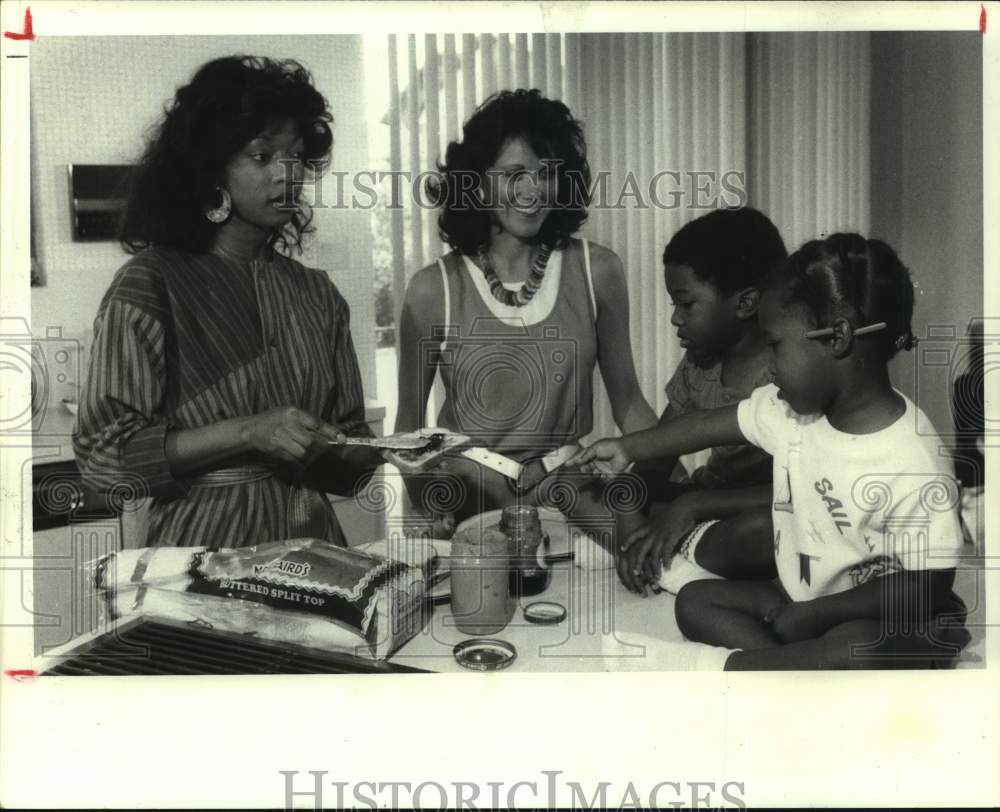 1986 Press Photo Donna Reid &amp; Carol McDowell, Rockets wives, &amp; Bobby &amp; Keva Reid- Historic Images