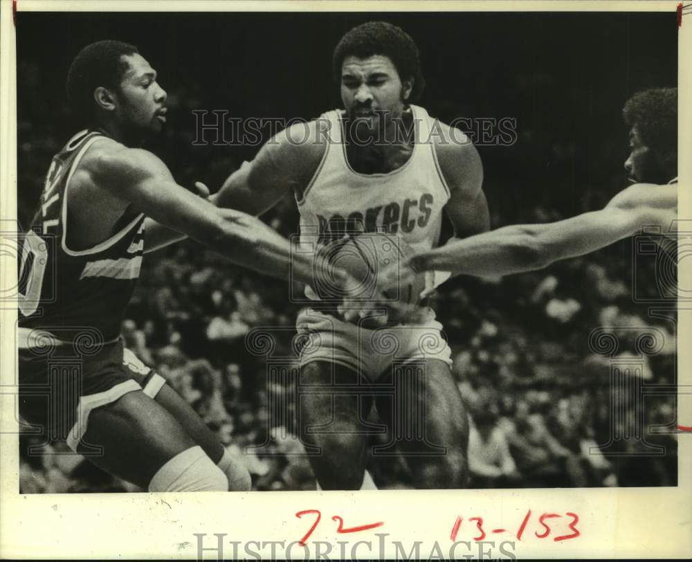 1981 Press Photo Cavs Mike Mitchell &amp; James Silas block Rockets Robert Reid- Historic Images