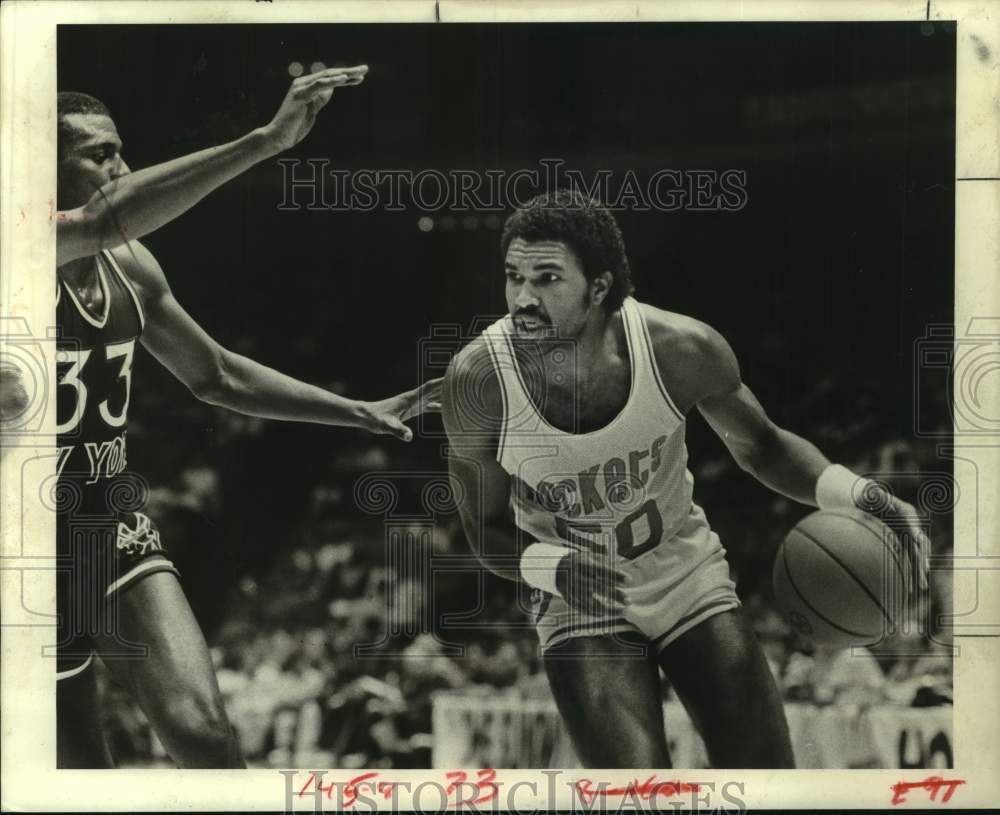 1981 Press Photo Rockets&#39; Robert Reid drives the ball past Knicks&#39; Sly Williams- Historic Images