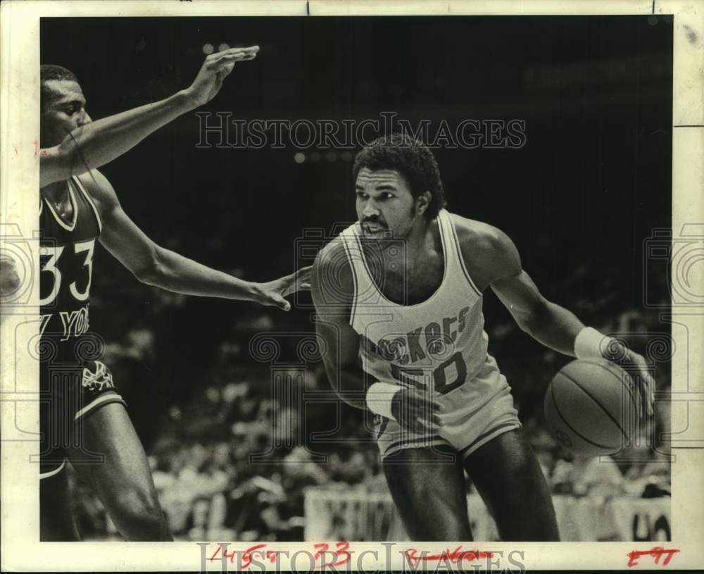 1981 Press Photo Rockets' Robert Reid drives the ball past Knicks' Sly Williams- Historic Images