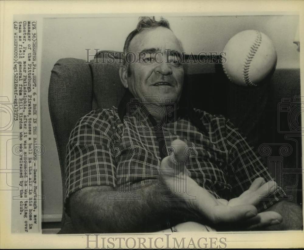 1973 Press Photo Pittsburgh Pirates baseball manager Danny Murtaugh tosses ball- Historic Images