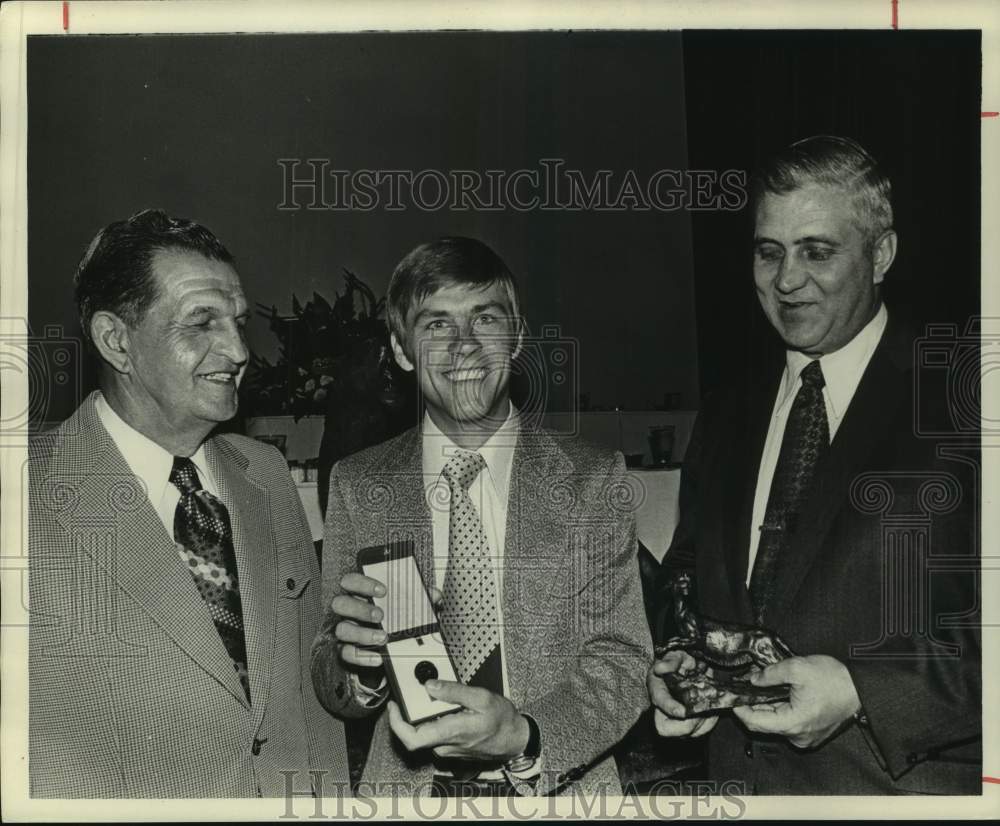 1973 Press Photo Golfer Bill Rogers smiles and holds up medal - hcs24059- Historic Images