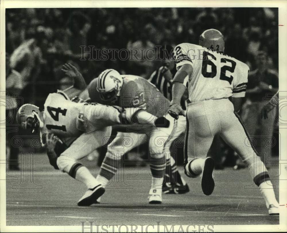 1980 Press Photo Bengal Ken Anderson sacked by Oiler Mike Stensrud, 5-yd. loss- Historic Images